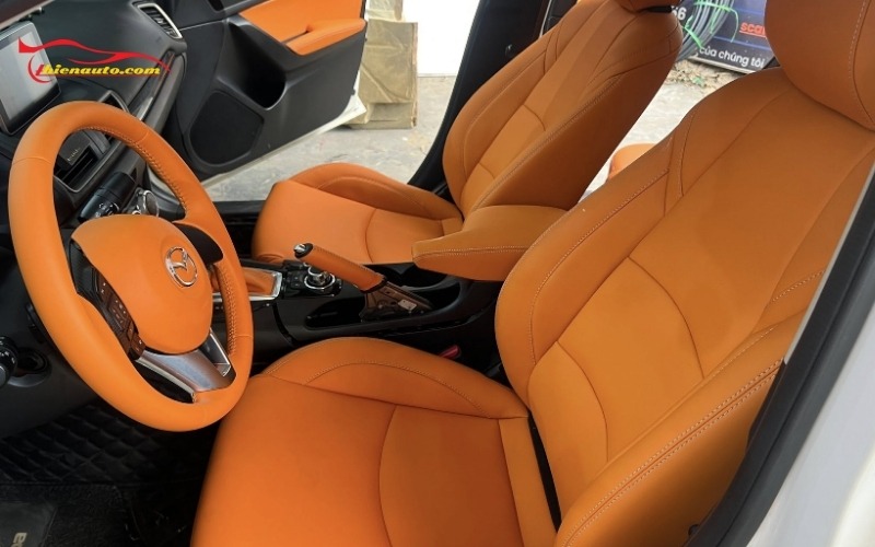 Ngoài bọc ghế da Mazda CX3, chủ xe còn chọn may bọc vô lăng và bọc tapi cửa đồng bộ màu sắc nội thất