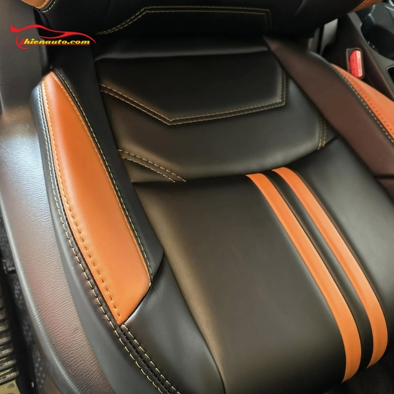 Cận cảnh chất da và màu sắc phối cam - đen khi bọc ghế da Mazda CX3