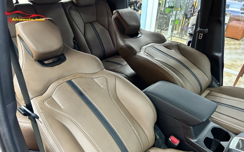 So với áo nỉ zin, áo ghế da Xforce êm ái, mềm mại và vẻ ngoài sang trọng hơn