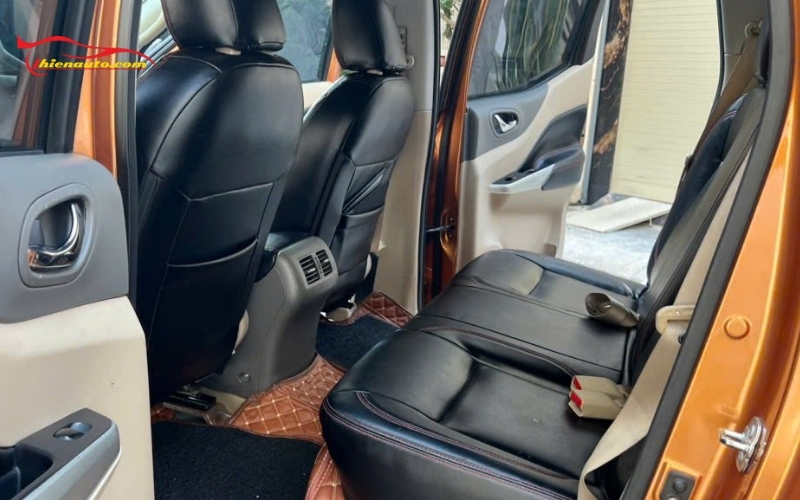Ngoài bọc ghế da Navara, chủ xe còn lựa chọn bọc tapi cửa đồng bộ màu với nội thất