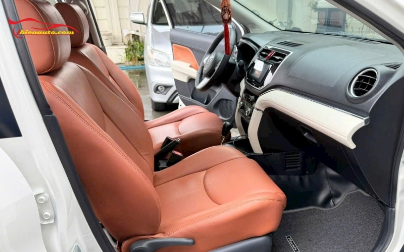 Bọc ghế da Toyota Rush Ngoài bọc ghế da xe Rush, chủ xe còn quyết định bọc tapi cửa đồng bộ màu sắc