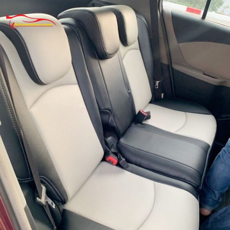 Bọc ghế da Toyota Yaris Chủ xe Toyota Yaris chọn phối màu trắng - đen đơn giản sang trọng