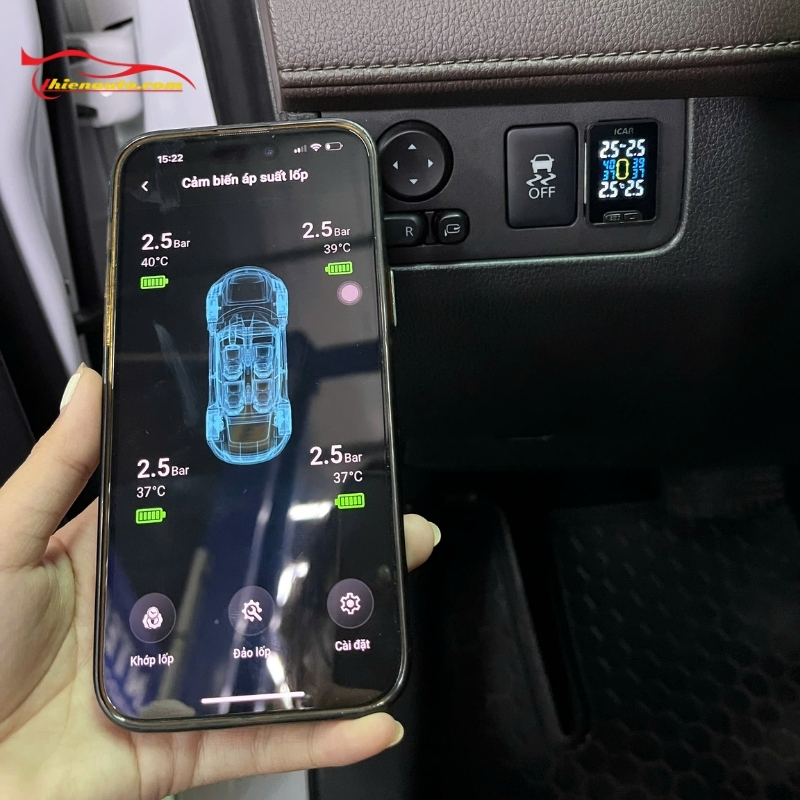 Cảm biến áp suất lốp gắn lỗ chờ Icar vừa có thể hiển thị màn hình lỗ chờ, vừa theo dõi qua điện thoại
