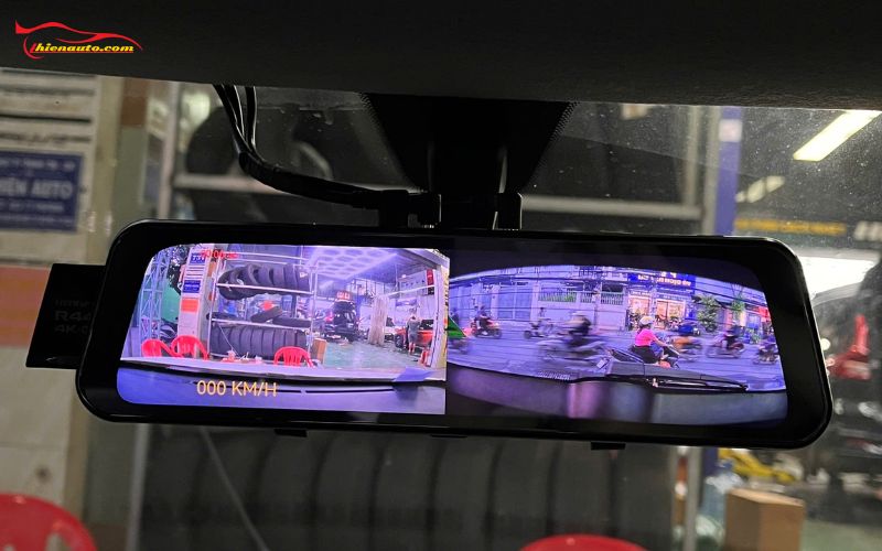 Camera hành trình gương chiếu hậu là thiết bị được lắp trực tiếp lên gương chiếu hậu trong xe