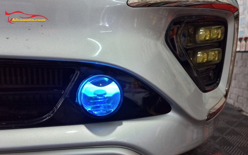 Độ đèn Kia Sedona lắp bi gầm mắt quỷ siêu sáng