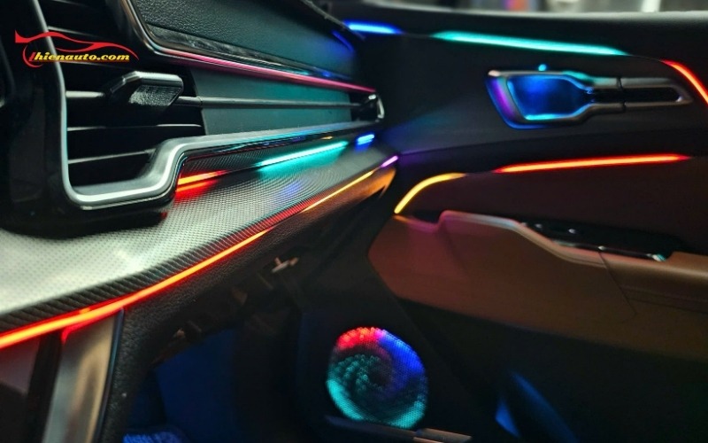 Độ đèn LED nội thất Kia Sportage làm nổi bật khoang nội thất, tạo cảm giác thư giãn khi lái xe ban đêm