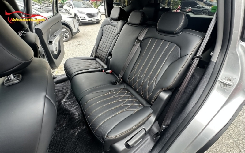 Tại Thiện Auto, kỹ thuật viên đo cắt và may trực tiếp không qua trung gian