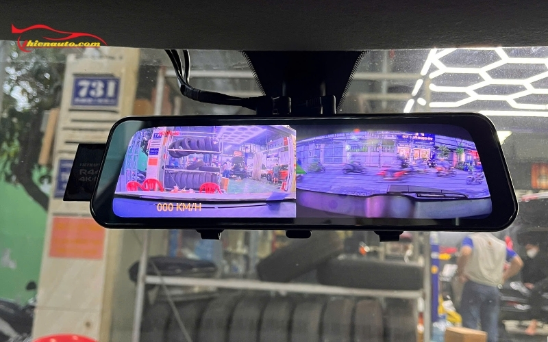 Camera hành trình có độ phân giải cao, tích hợp các cảnh báo va chạm, lệch làn, tốc độ,...