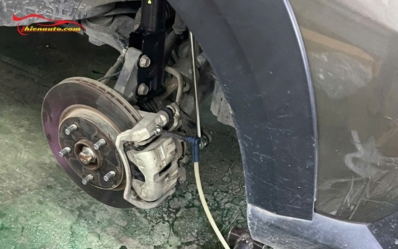 Bảo dưỡng Suzuki XL7 140000km màn ODO: Thay dầu phanh