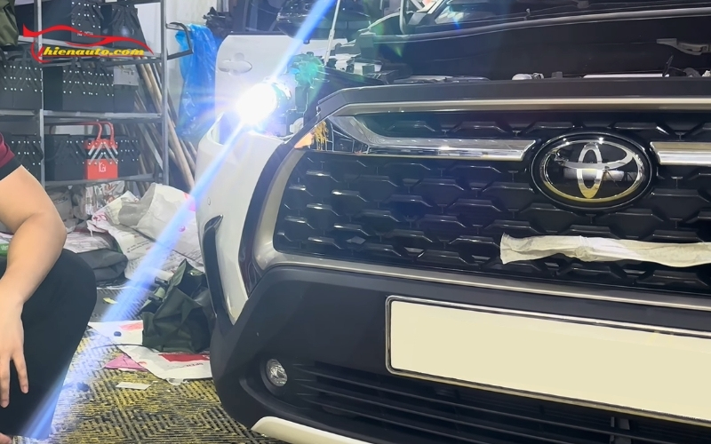 Độ đèn Toyota Corolla Cross tăng sáng, lái xe an toàn