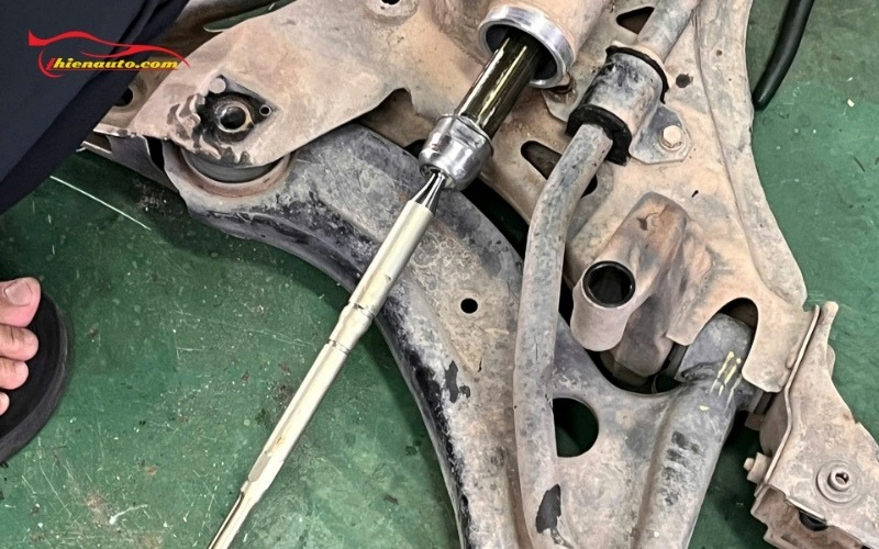 Hình ảnh khắc phục Suzuki XL7 bị kêu lạch cạch thực tế tại gara Thiện Auto