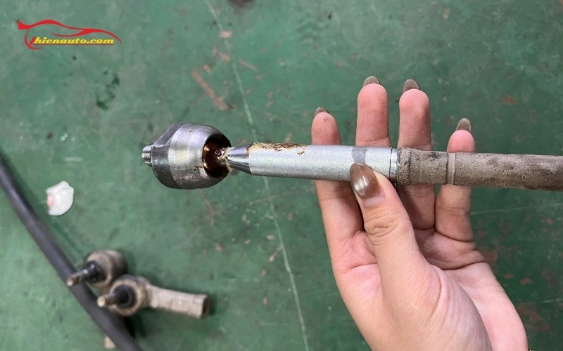 Suzuki XL7 bị kêu lạch cạch do động cơ bị hỏng