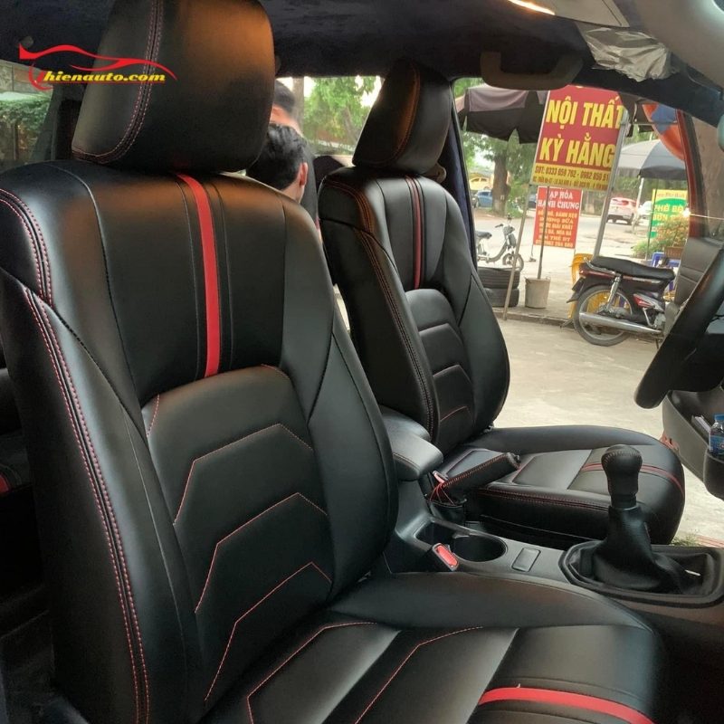 Chủ xe lựa chọn bọc ghế da Mitsubishi Triton màu đen phối cam độc đáo