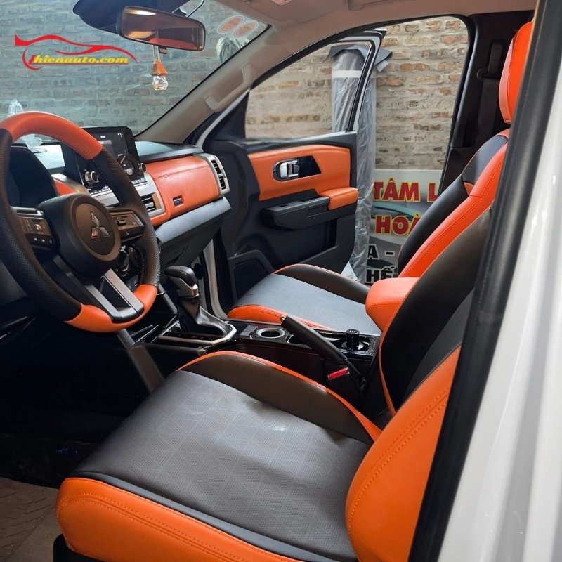Ngoài bọc ghế da xe Mitsubishi Triton, chủ xe còn bọc taplo, bọc tapi cửa và khâu da vô lăng theo sở thích