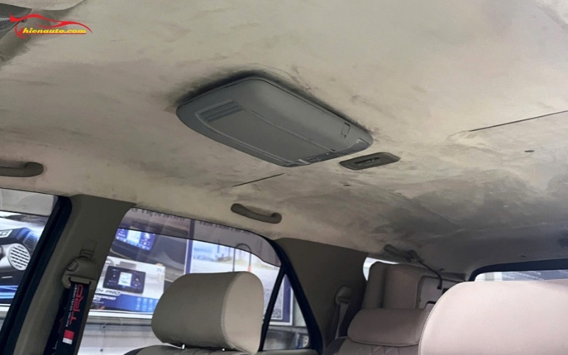 Bọc ghế da Toyota Fortuner Sau khi bọc ghế da Toyota Fortuner, nhiều chủ xe lựa chọn bọc thêm trần xe để đồng bộ nội thất xe