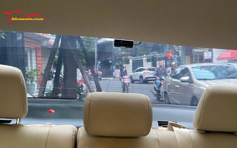 Thiện Auto thực hiện lắp đặt camera hành trình trước - sau xe nhanh chóng, chính xác, đi dây gọn gàng