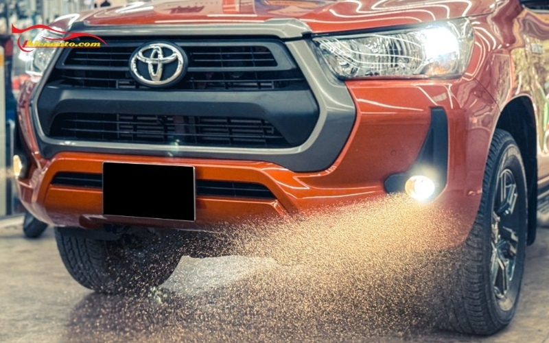 Độ đèn Toyota Hilux cải thiện khả năng chiếu sáng tầm gần và tầm xa