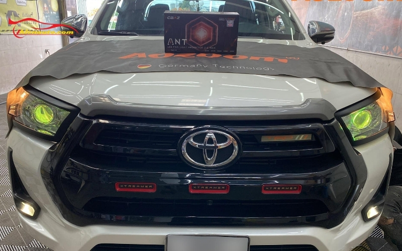 Độ đèn Toyota Hilux mẫu bi gầm 2.0 inch Ant Aozoom 