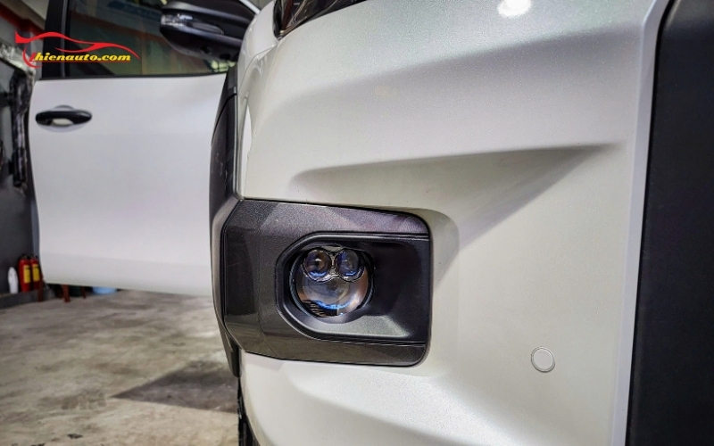 Khi độ đèn cho Toyota Hilux, vùng chiếu sáng được mở rộng rõ ràng mà không gây chói mắt người đối diện