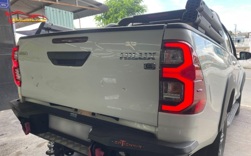 Độ đèn hậu LED cho Toyota Hilux tạo hiệu ứng thu hút ánh nhìn