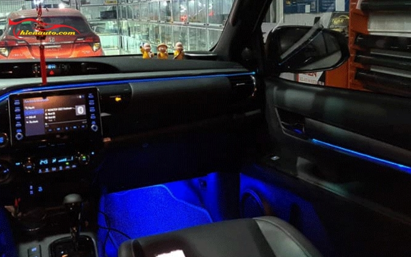 Độ đèn Toyota Hilux mẫu LED nội thất V4