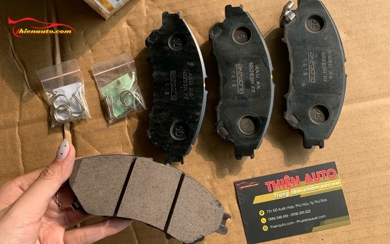 Má phanh trước Mitsubishi Xpander chính hãng có mã phụ tùng 4605B949