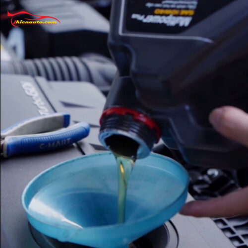 Thay nhớt Kia Seltos bao nhiêu lít: Kia Seltos dao động từ 3.6 – 4.9 lít, tùy phiên bản động cơ và đời xe