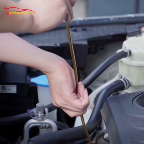 Thay nhớt Kia Seltos bao nhiêu lít: Kiểm tra dầu thấy dầu bị đen dấu hiệu cần thay nhớt sớm 