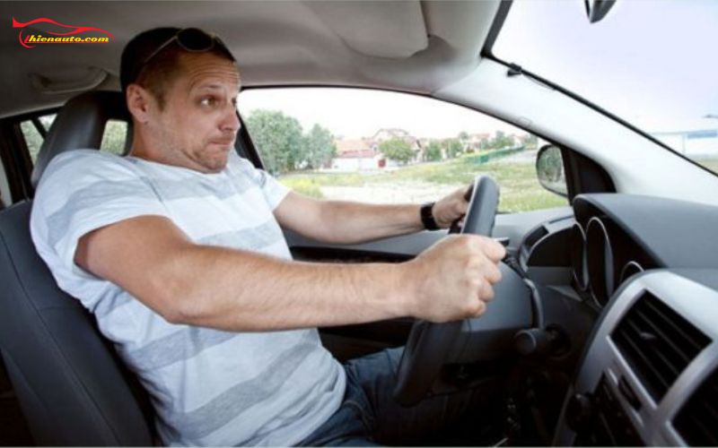 Xoay vô lăng có tiếng kêu, tiếng kêu lục cục thước lái nặng tài xế tuyệt đối không nên tiếp tục lái 