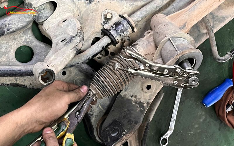 Xoay vô lăng có tiếng kêu cần kiểm tra hệ thống lái và các khớp nối