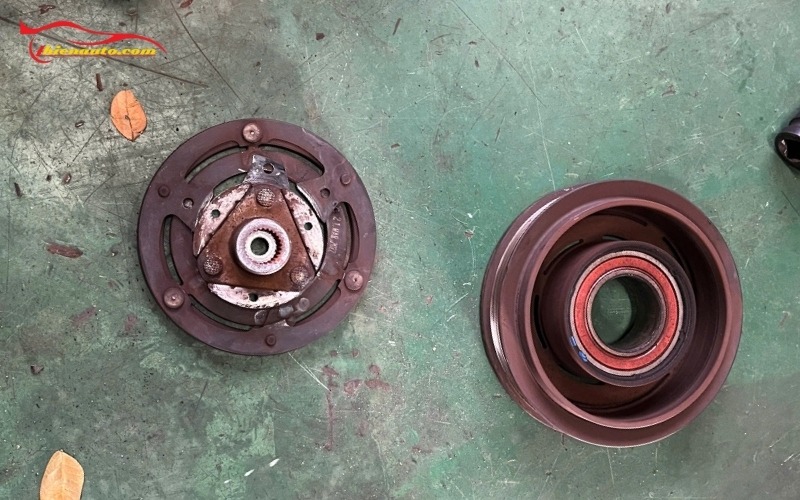 Điều hòa Suzuki XL7 bị Mất lạnh: Nguyên nhân và cách khắc phục Hình ảnh xử lý điều hòa Suzuki XL7 bị mất lạnh thực tế tại Thiện Auto