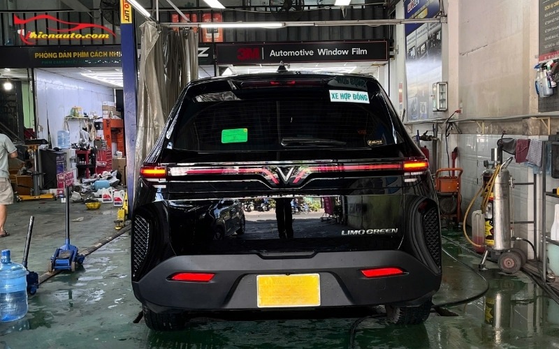 Độ xe Vinfast Limo Green đen tại Thiện Auto