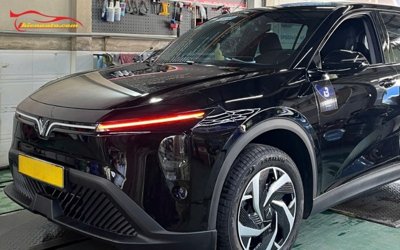 Độ xe Vinfast Limo Green đen tại Thiện Auto
