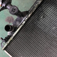 Thủng két nước làm mát ô tô khiến nước làm mát rò rỉ