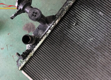 Thủng két nước làm mát ô tô khiến nước làm mát rò rỉ