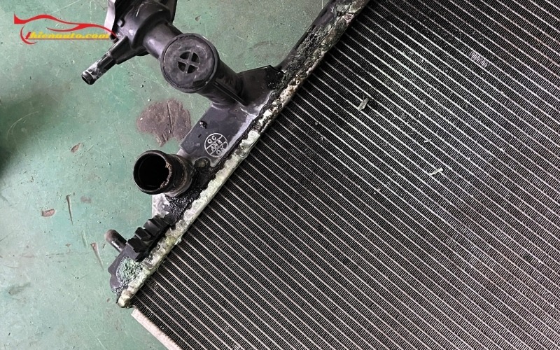 Thủng két nước làm mát ô tô: Nguyên nhân và cách khắc phục Thủng két nước làm mát ô tô khiến nước làm mát rò rỉ