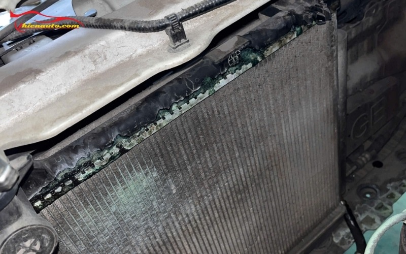 Thủng két nước làm mát ô tô: Nguyên nhân và cách khắc phục Thủng két nước làm mát ô tô khiến nước làm mát rò rỉ
