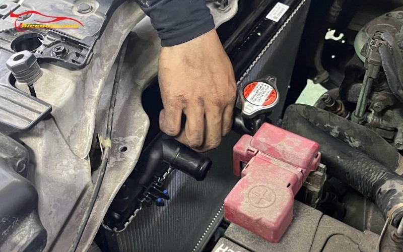 Thủng két nước làm mát ô tô: Nguyên nhân và cách khắc phục Thủng két nước làm mát ô tô khiến nước làm mát rò rỉ
