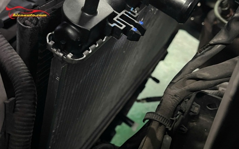 Thủng két nước làm mát ô tô: Nguyên nhân và cách khắc phục Thủng két nước làm mát ô tô khiến nước làm mát rò rỉ