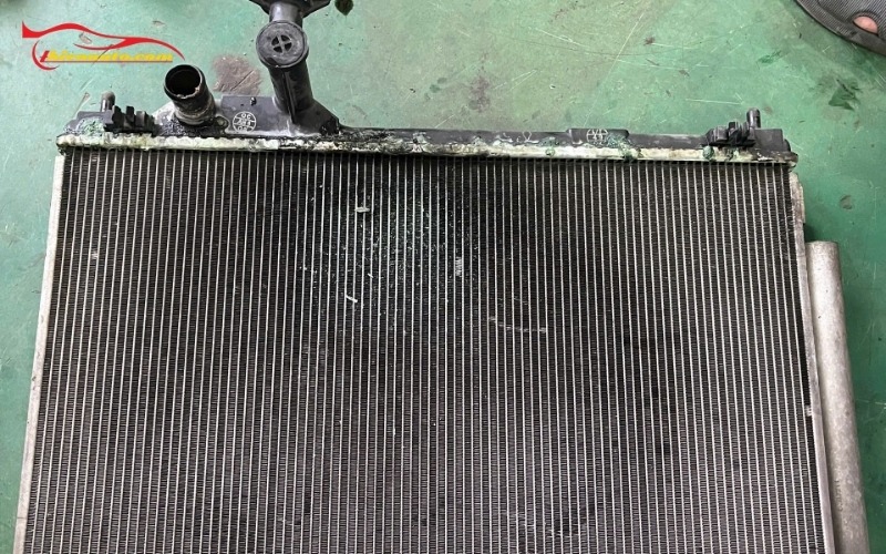 Thủng két nước làm mát ô tô: Nguyên nhân và cách khắc phục Thủng két nước làm mát ô tô khiến nước làm mát rò rỉ