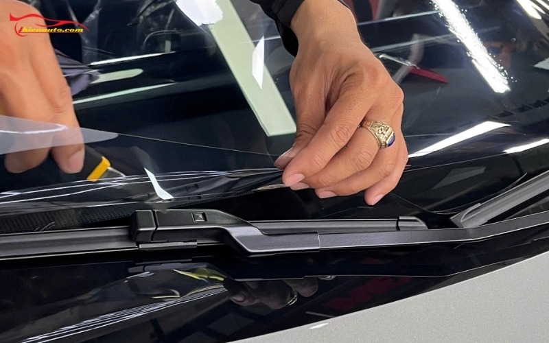 Dán phim cách nhiệt kính lái ô tô yêu cầu nhiều kỹ thuật hơn các vị trí kính khác 