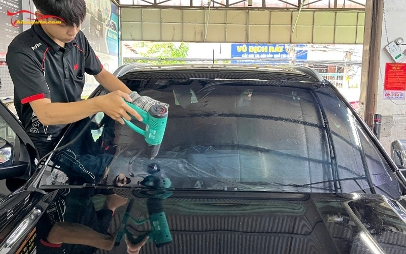 Nên dán phim cách nhiệt kính lái có độ truyền sáng lý tưởng khoảng 60 - 65%