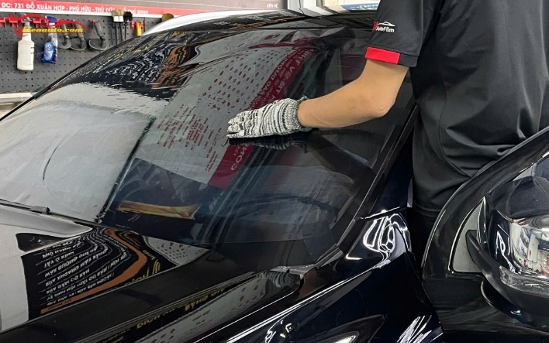 Dán phim cách nhiệt kính lái 3M Crystalline