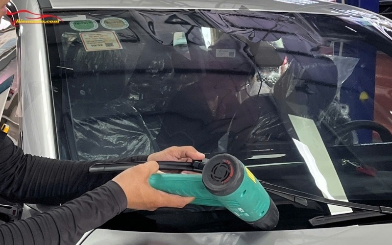 Có nên dán phim cách nhiệt kính lái ô tô: