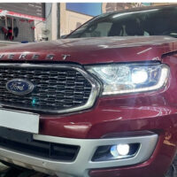 Ford Everest lắp bi gầm X-Light F10 Pro V2 Tích hợp 3 nhiệt màu