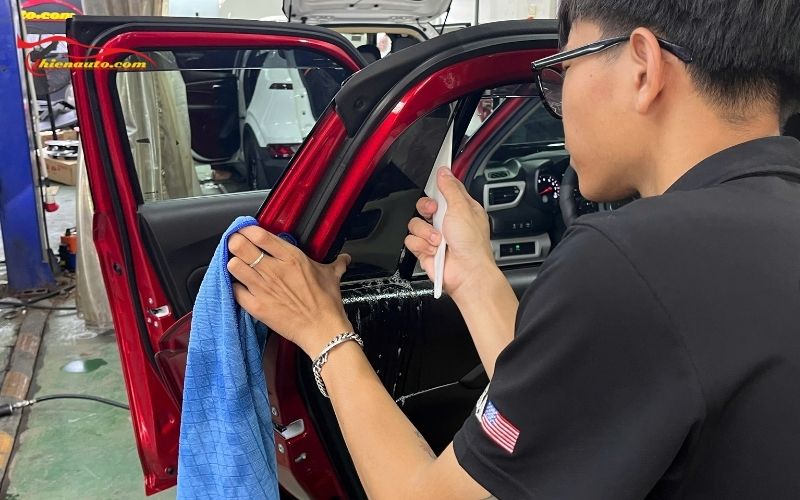 Có nên dán phim cách nhiệt 1 chiều ô tô không? Đánh giá ưu điểm chi tiết Phim cách nhiệt 1 chiều ô tô ưu tiên sự riêng tư và an toàn tài sản cho chủ xe