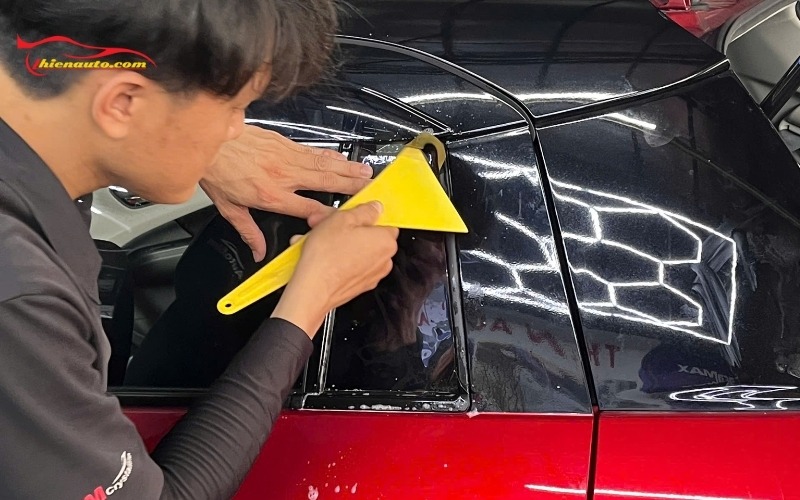 Có nên dán phim cách nhiệt 1 chiều ô tô không? Đánh giá ưu điểm chi tiết Những lưu ý quan trọng khi dán phim cách nhiệt 1 chiều cho ô tô