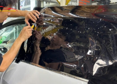 Dán kính chống nắng cho xe ô tô với phim cách nhiệt 3M