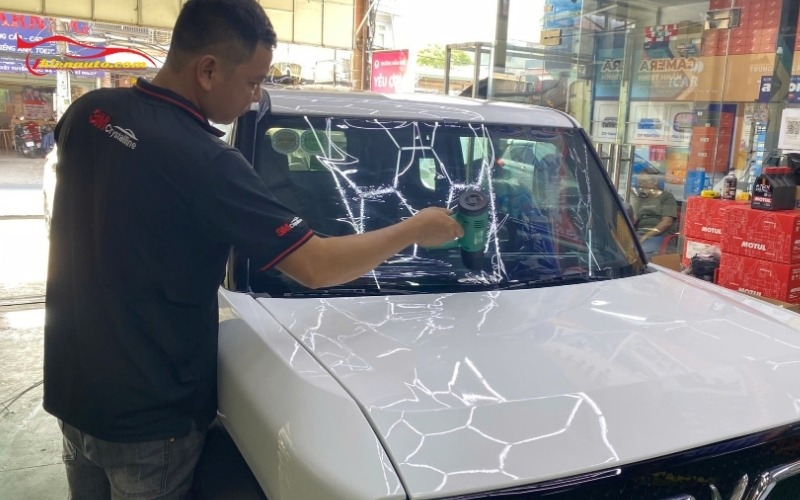 Dán kính chống nắng cho xe ô tô với phim cách nhiệt 3M