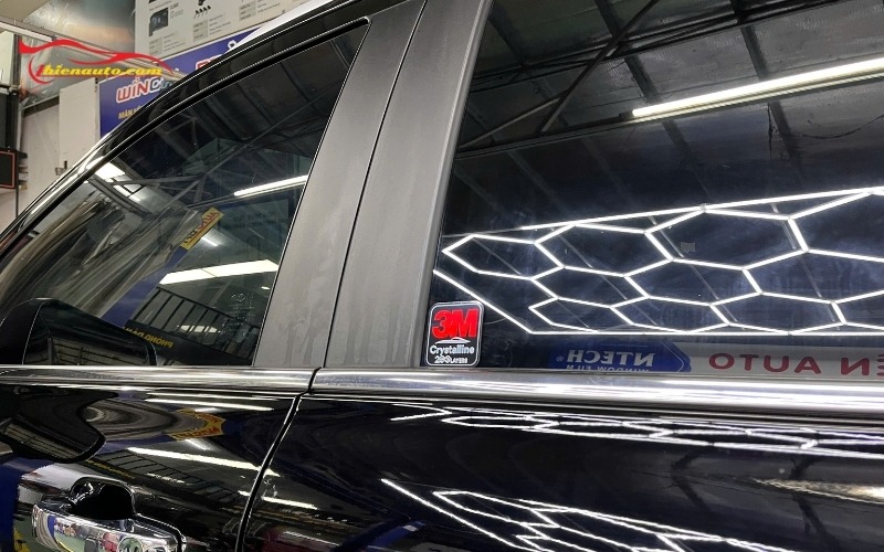 Dán kính chống nắng cho xe ô tô với phim cách nhiệt 3M